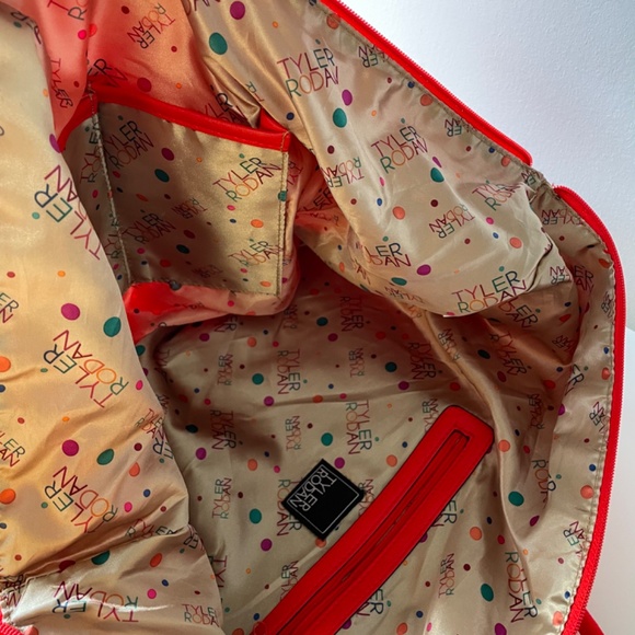 Red weekend / sports bag in a very soft and durable material - Picture 3 of 8